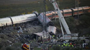 Fuera de Serie : Aumentan a 74 los muertos por la colisión de trenes en España 7 Director de Iryo alertó 3 semanas antes del mortal accidente en Toledo sobre problemas técnicos en la ruta