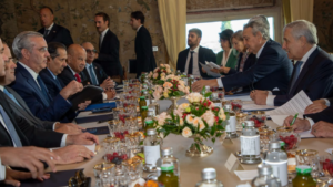 Abinader y viceprimer ministro y ministro de Asuntos Exteriores de Italia, Antonio Tajani, acuerdan fortalecer la cooperación económica, las inversiones y la seguridad entre República Dominicana e Italia 7 Abinader llama a empresarios italianos a invertir en República Dominicana y destaca complementariedad económica entre ambos países