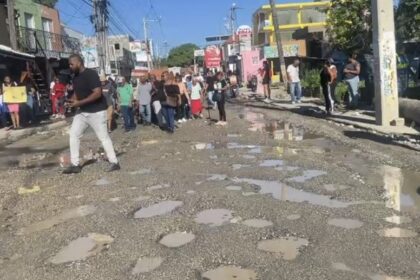 Comunitarios de Hato Nuevo de Manoguayabo protestan por mal estado de las calles