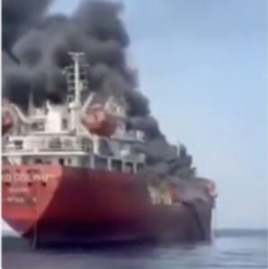 VIDEO: Petrolero en llamas tras impactar contra una mina iraní