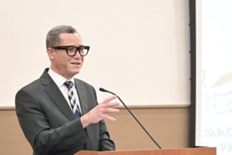 Ministro de Trabajo alerta sobre ofertas engañosas de empleo que podrían llevar a dominicanos a guerra en Ucrania