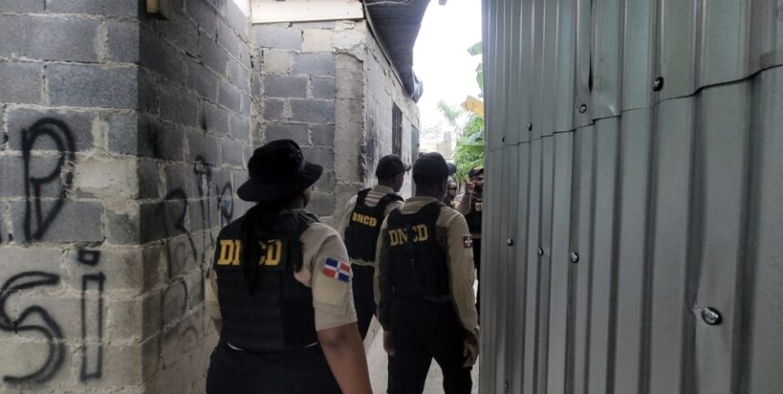 DNCD ocupa más de 4,700 gramos de presuntas drogas y arresta a 10 hombres