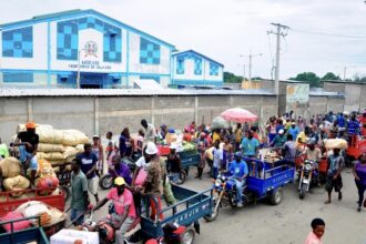Violencia se intensifica en Haití, mientras la frontera mantiene actividad comercial tras reporte de cierre