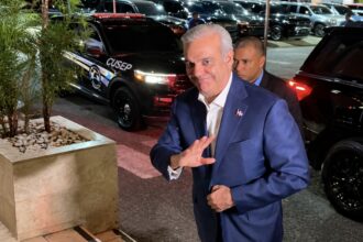 Abinader acude a la funeraria Blandino para dar el pésame por la muerte de Cosette Bonnelly