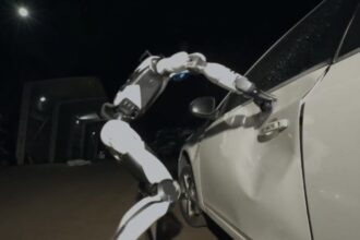 De las artes marciales al rescate: así es el nuevo robot humanoide chino