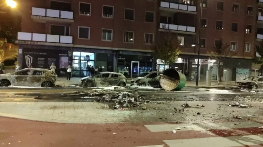 España: 19 detenidos tras disturbios con vehículos incendiados y saqueos en comercios