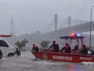 Crecida del río Ozama penetra al barrio La Ciénaga en medio de fuertes lluvias