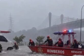 Crecida del río Ozama penetra al barrio La Ciénaga en medio de fuertes lluvias