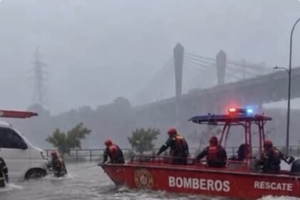 Crecida del río Ozama penetra al barrio La Ciénaga en medio de fuertes lluvias