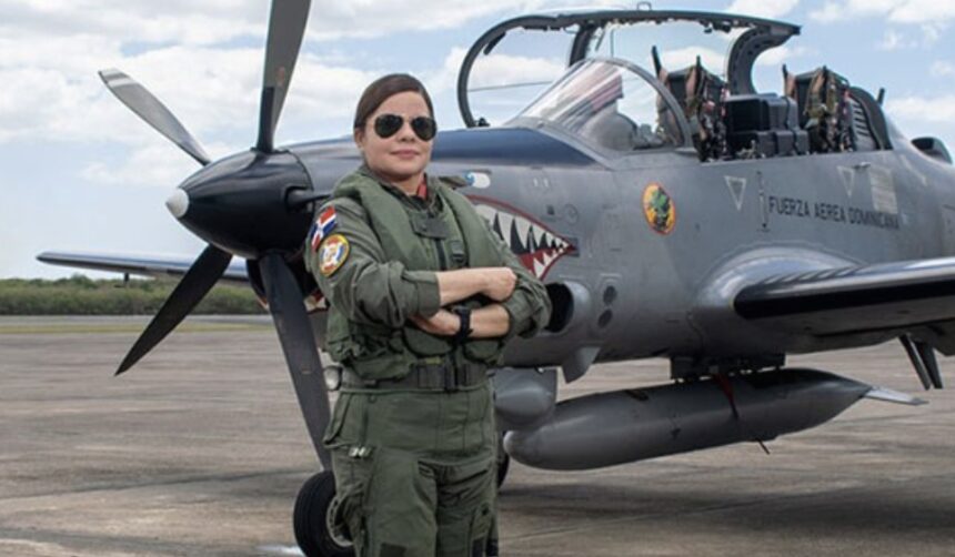 ¿Sabías que la primera mujer piloto de aviones de combate de RD es de SFM?