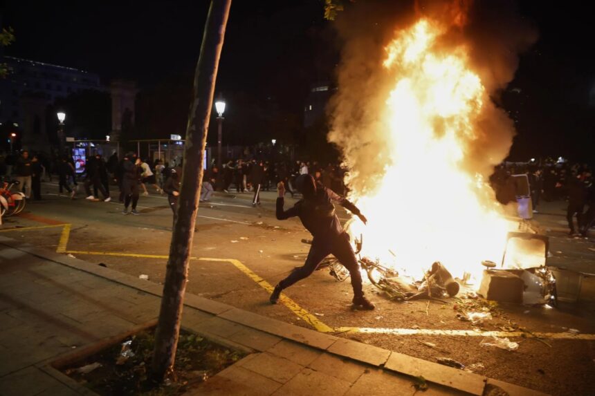Una protesta de jóvenes en Barcelona deriva en quemas, destrozos y choques con la policía