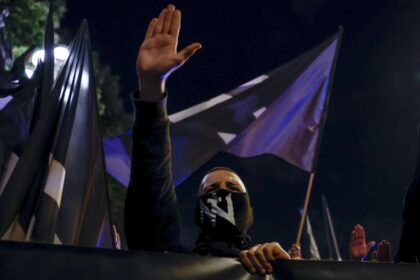 Unas 400 personas, convocadas por Indignados por España, protestan en la calle de Alcalá en Madrid