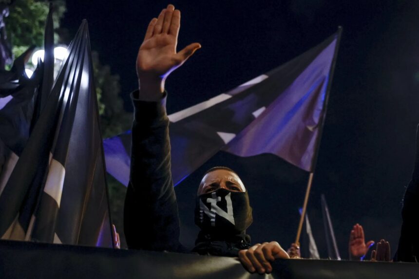 Unas 400 personas, convocadas por Indignados por España, protestan en la calle de Alcalá en Madrid