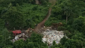 Denuncian vertedero improvisado en Brisa Alegre que amenaza las aguas del río Higüero