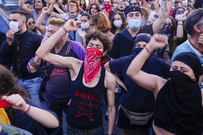 Tensión en la Puerta del Sol entre acampados y manifestantes con banderas de España