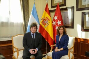 Ayuso recibe a Milei con «enorme alegría» y le pide que acuda a la Cumbre Iberoamericana 7 Ayuso recibe a Milei con «enorme alegría» y le pide que acuda a la Cumbre Iberoamericana