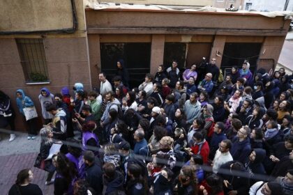 Más de cien personas logran parar el desahucio de una familia en San Blas (Madrid)