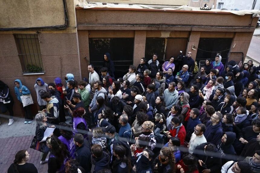 Más de cien personas logran parar el desahucio de una familia en San Blas (Madrid)