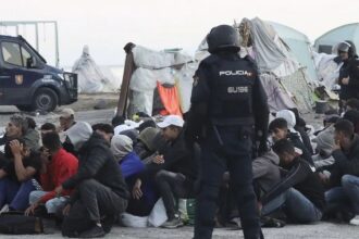 La Policía Nacional inicia el desalojo del campamento de migrantes de El Guano en Ceuta