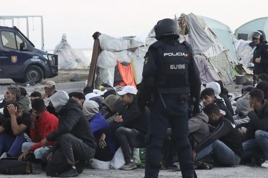 La Policía Nacional inicia el desalojo del campamento de migrantes de El Guano en Ceuta