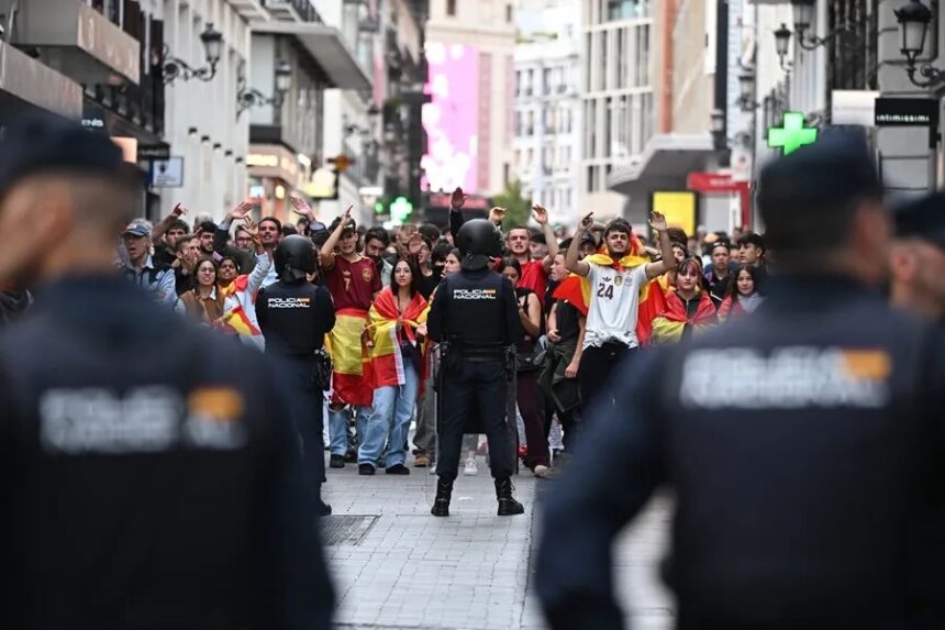 Cuatro detenidos, uno de ellos menor, por atentado a la autoridad y desórdenes ayer en Sol