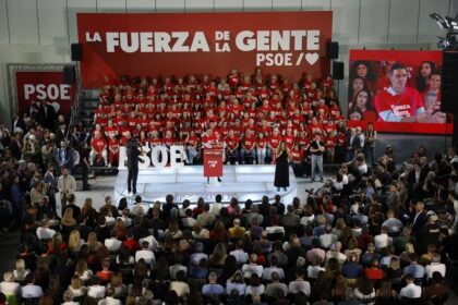 Sánchez llama a la movilización en un mitin convertido en una declaración de amor a su mujer