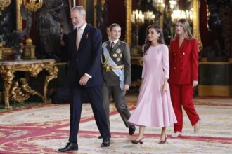 Los reyes reciben a más de mil invitados en el Palacio Real por la Fiesta Nacional