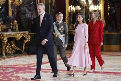Los reyes reciben a más de mil invitados en el Palacio Real por la Fiesta Nacional